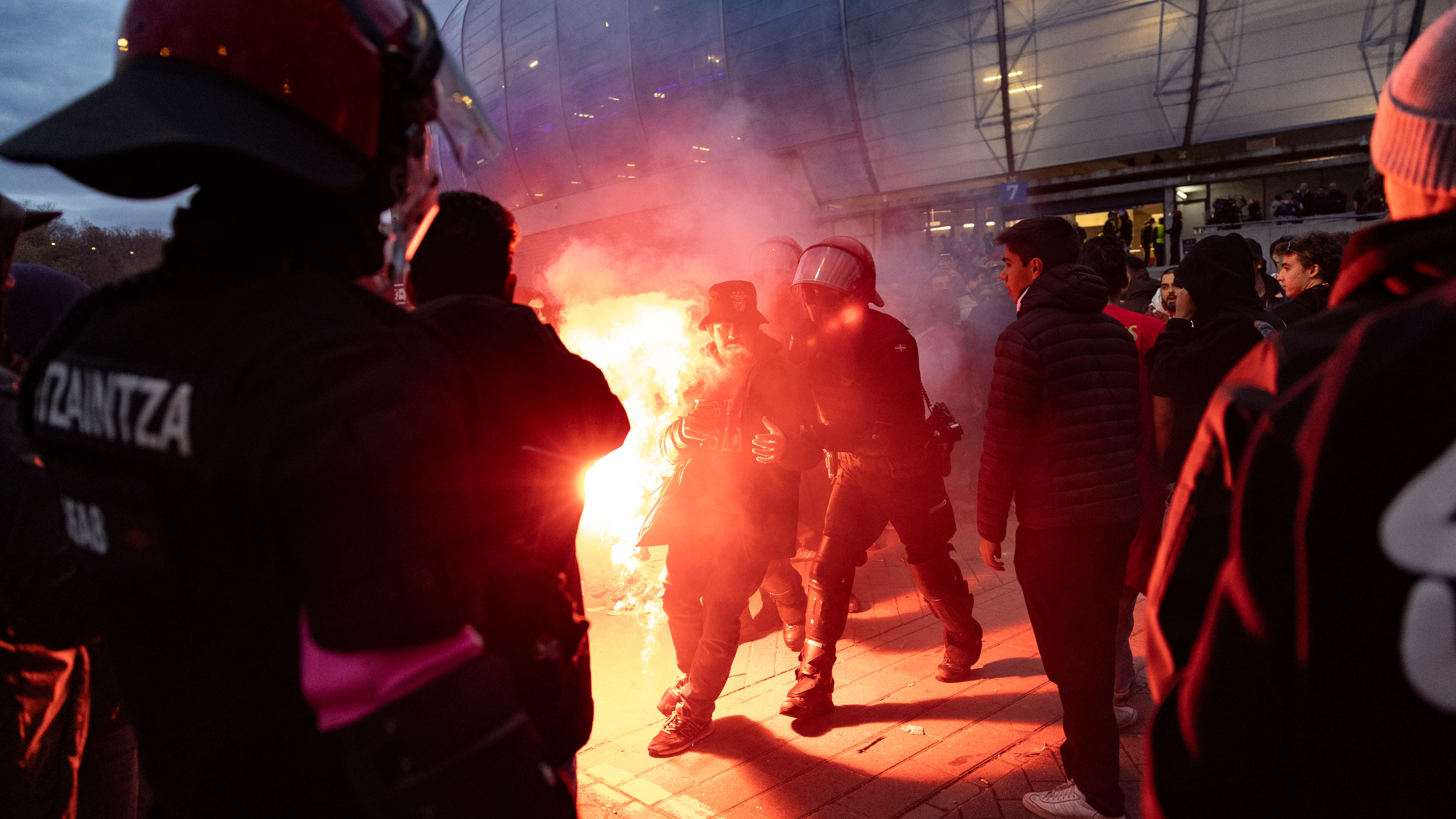 La Ertzantza se enfrenta a los ultras del Benfica en San Sebastián