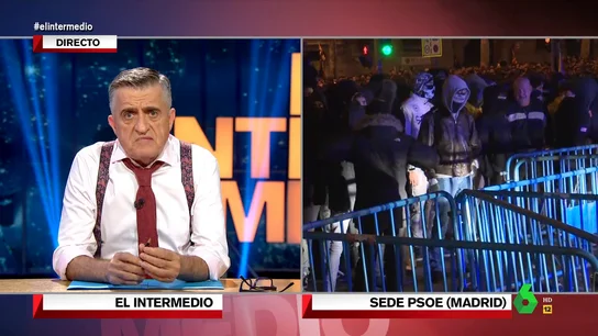 Wyoming, sobre los agujeros en las banderas de Ferraz: No sé si quieren quitarle la corona a Felipe VI para ponérsela a Froilán "Dicen que viven en una dictadura al tiempo que dan vivas a Franco", afirma rotundo Wyoming, que analiza en directo el aumento de la tensión durante las protestas en Ferraz donde, indica el presentador de El Intermedio, "veo mucha paradoja".