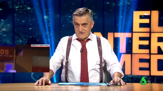 Wyoming imita a Franco para ironizar sobre las protestas en la sede del PSOE en Ferraz: ¡Arriba España! "Voy a serles Franco", avisa Wyoming antes de imitar la voz del dictador para ironizar sobre los motivos de los manifestantes de las protestas de Ferraz: "Quieren salvar a España de la conspiración judeo masónica", afirma en este vídeo.