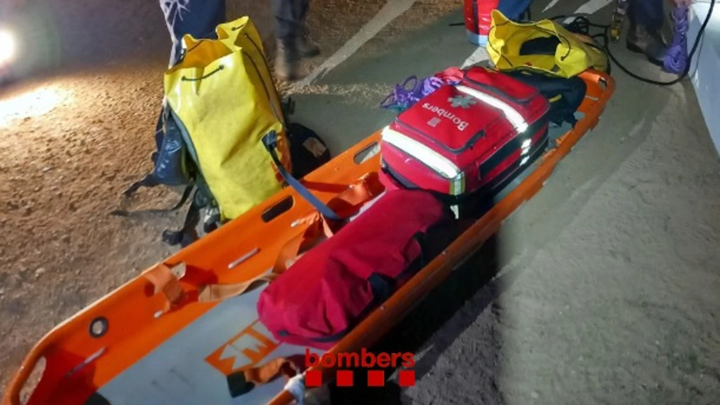 Imagen difundida por los Bomberos de la Generalitat del operativo de rescate del cuerpo. Imagen difundida por los Bomberos de la Generalitat del operativo de rescate del cuerpo.