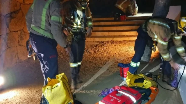 Imagen difundida por los Bomberos de la Generalitat del operativo de rescate del cuerpo.