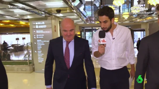 ¿Si digo que soy su colega me hacen descuento en la hipoteca?: La divertida pregunta de Isma Juárez a Luis de Guindos "Hable con los bancos", recomienda Luis de Guindos a Isma Juárez, que busca consejos "para que la hipoteca me salga más barata". "Entonces lo tengo jodido, porque nunca nos escuchan", le contesta el reportero en este vídeo de El Intermedio.