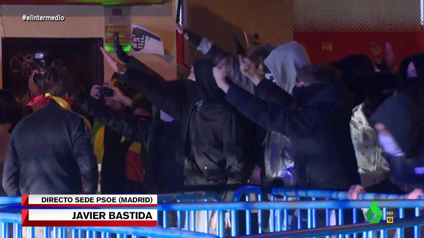 Saludos fascistas en la manifestación en Ferraz Saludos fascistas en la manifestación en Ferraz