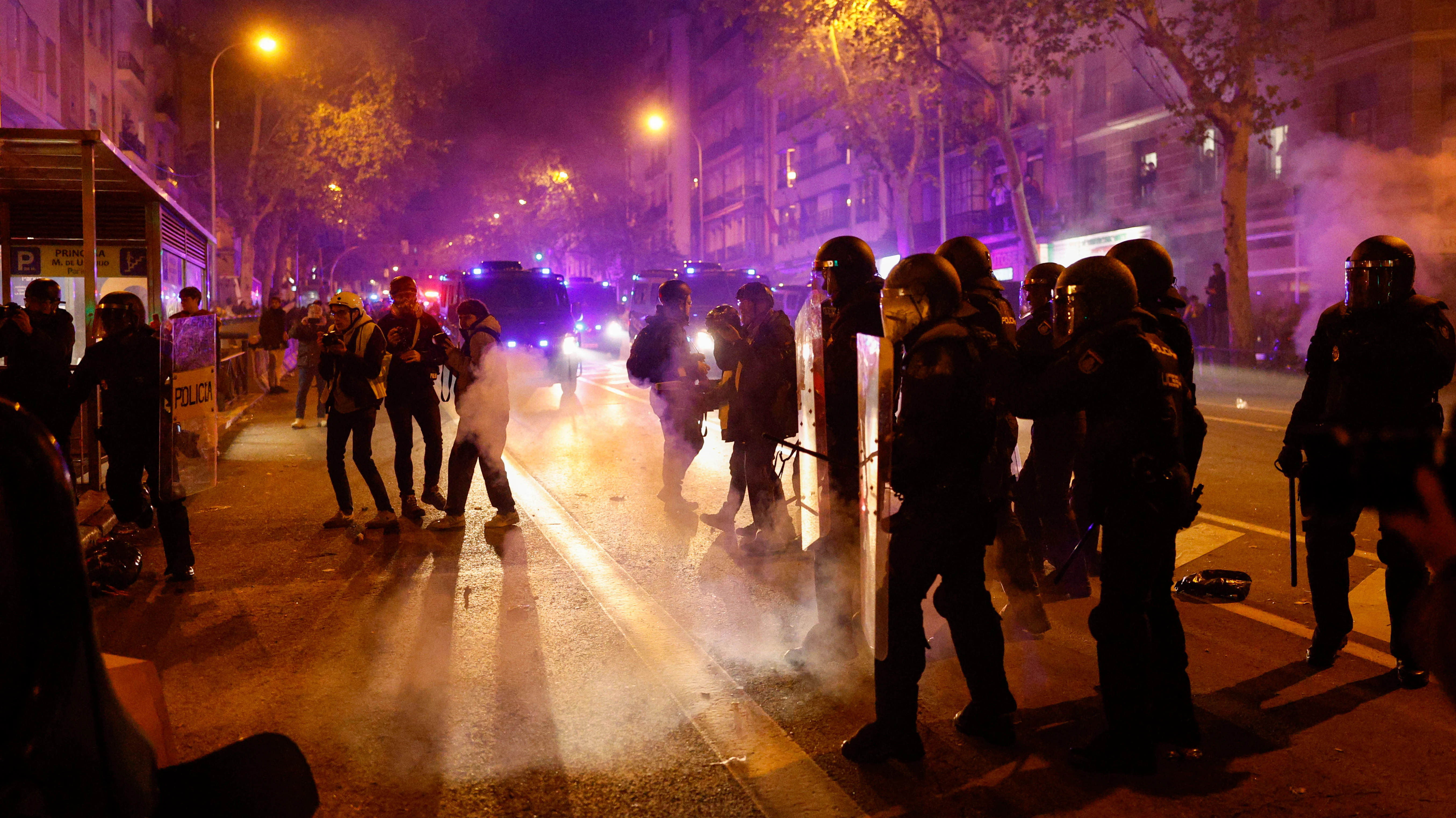 La Policía actúa durante los disturbios en la calle Ferraz