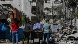 Ciudadanos cargan sus pertenencias mientras evacúan la ciudad de Gaza