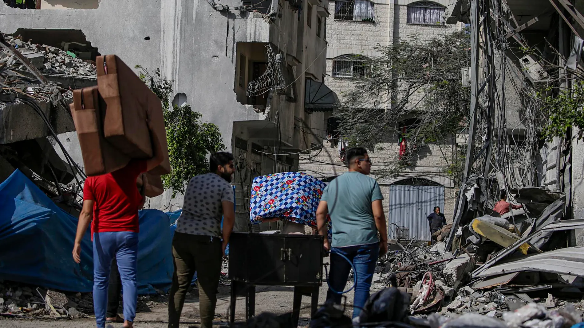 Ciudadanos cargan sus pertenencias mientras evacúan la ciudad de Gaza