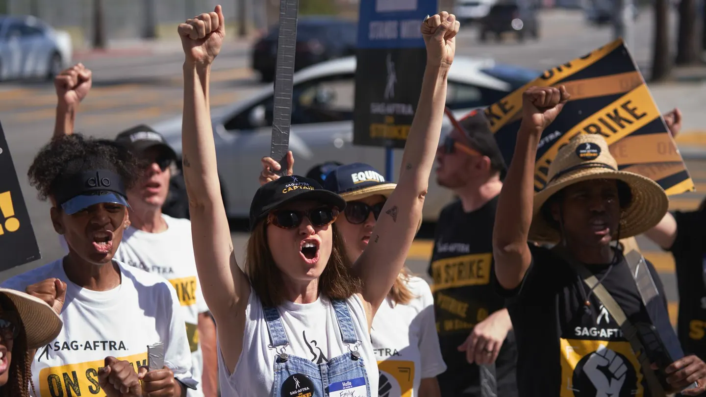 Miembros de SAG-AFTRA se manifiestan frente a los estudios Netflix en Los Ángeles, en una fotografía de archivo. Miembros de SAG-AFTRA se manifiestan frente a los estudios Netflix en Los Ángeles, en una fotografía de archivo.