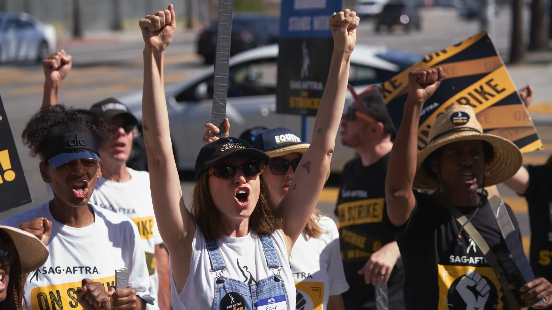 Miembros de SAG-AFTRA se manifiestan frente a los estudios Netflix en Los Ángeles, en una fotografía de archivo.