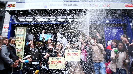 Un grupo de personas celebrando el Gordo (primer premio) de la Lotería de Navidad en 2019 Un grupo de personas celebrando el Gordo (primer premio) de la Lotería de Navidad en 2019