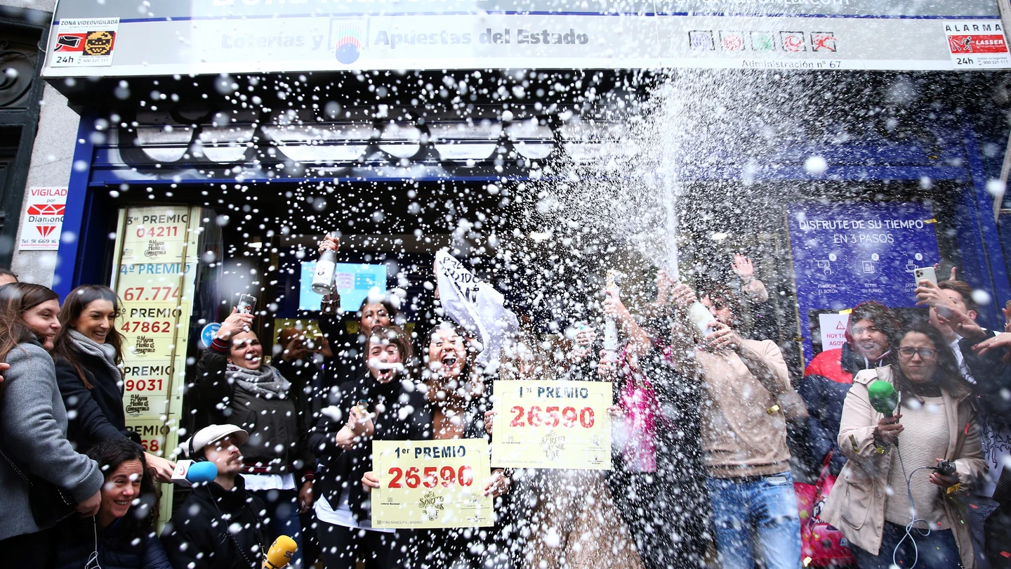 Un grupo de personas celebrando el Gordo (primer premio) de la Lotería de Navidad en 2019 Un grupo de personas celebrando el Gordo (primer premio) de la Lotería de Navidad en 2019