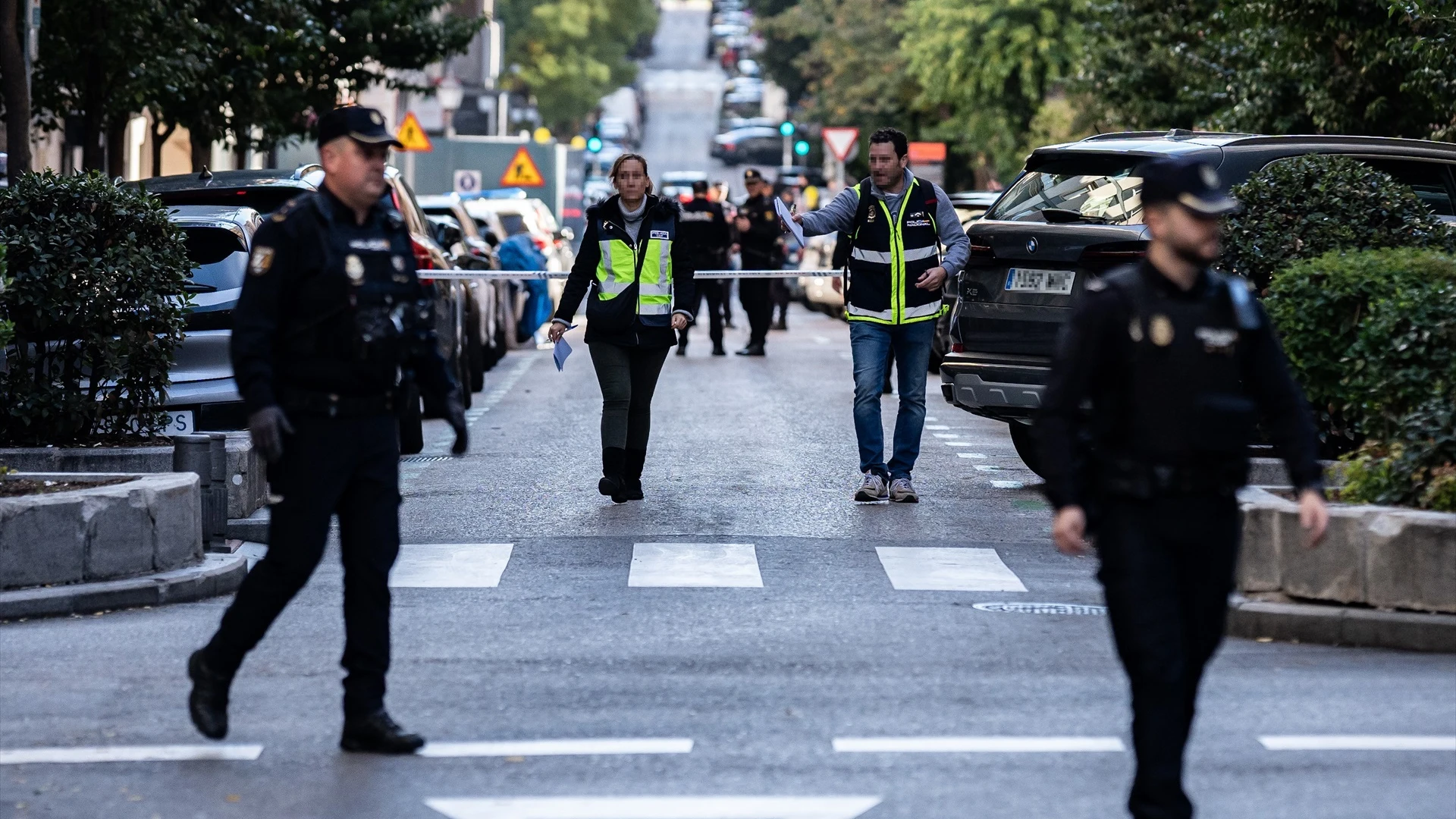 Agentes de Policía Nacional y Municipal en la zona donde se ha disparado a Alejo Vidal-Quadras