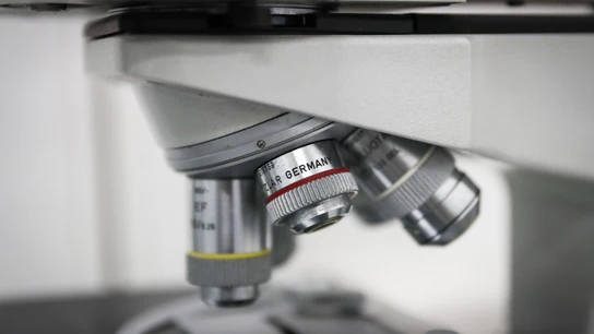 Un microscopio en una imagen de archivo Un microscopio en una imagen de archivo