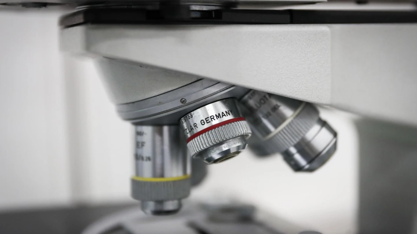 Un microscopio en una imagen de archivo Un microscopio en una imagen de archivo