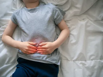 Un niño con dolor de barriga Un niño con dolor de barriga
