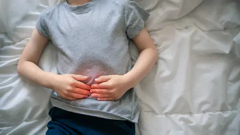Un niño con dolor de barriga Un niño con dolor de barriga