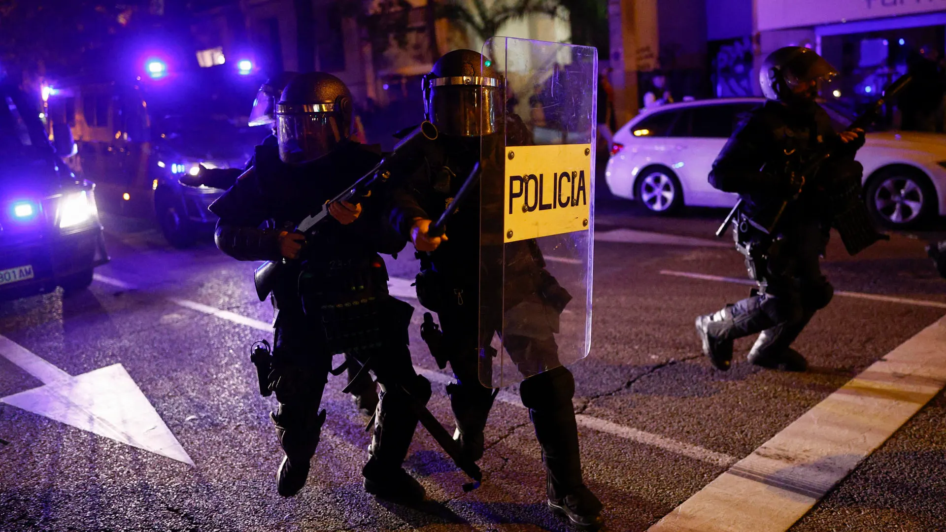 Enfrentamientos con la Policía durante una nueva manifestación convocada contra la amnistía este jueves, en la calle Ferraz.