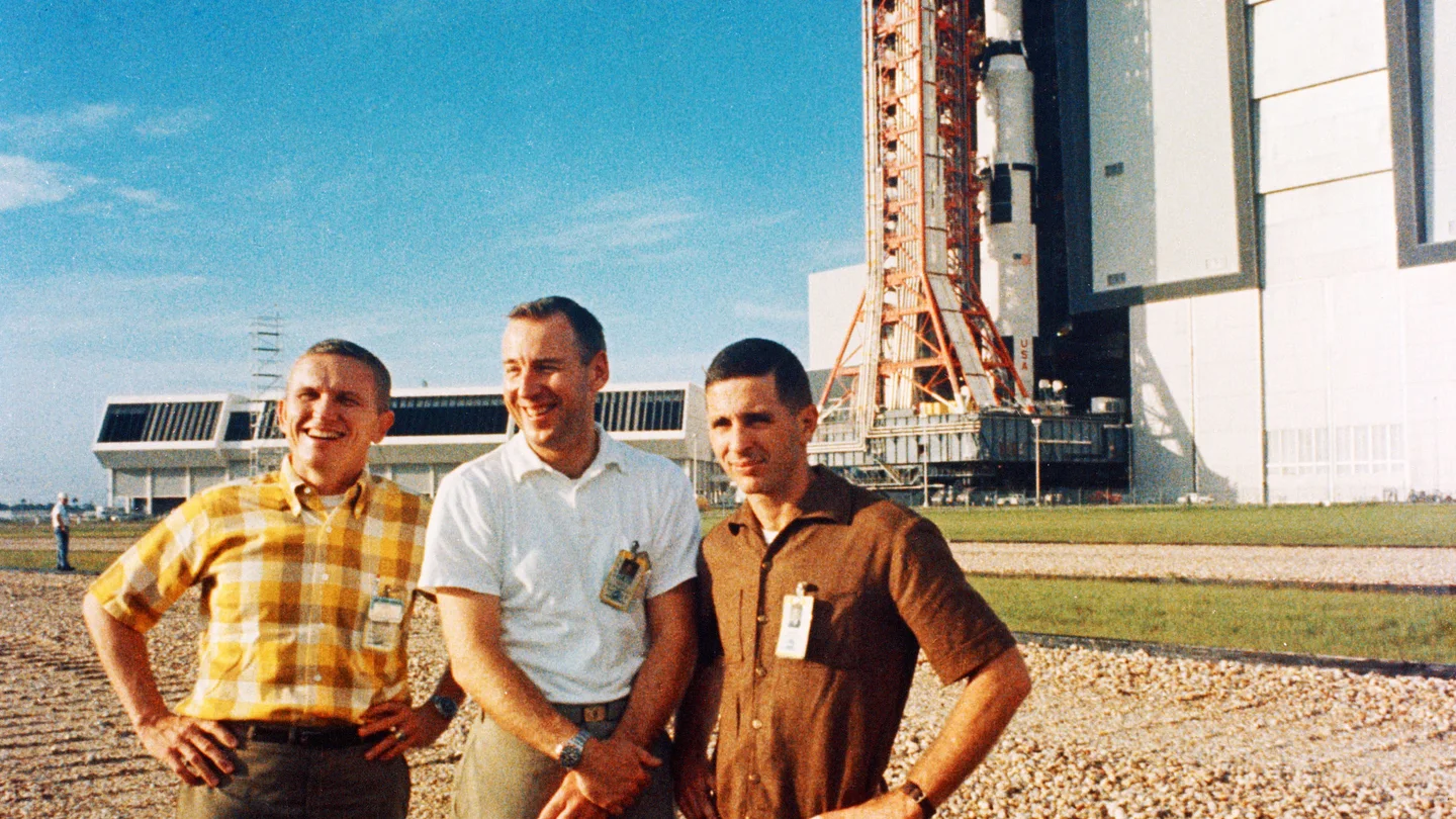 La tripulación del Apolo 8 en octubre de 1968. De izquierda a derecha, el comandante Frank Borman, Jim Lovell y Bill Anders. La tripulación del Apolo 8 en octubre de 1968. De izquierda a derecha, el comandante Frank Borman, Jim Lovell y Bill Anders.