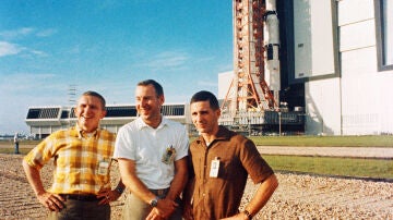 La tripulación del Apolo 8 en octubre de 1968. De izquierda a derecha, el comandante Frank Borman, Jim Lovell y Bill Anders.