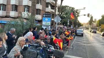 Varias personas protestan a la espera de la llegada de Pedro Sánchez a la subdelegación del Gobierno en Málaga