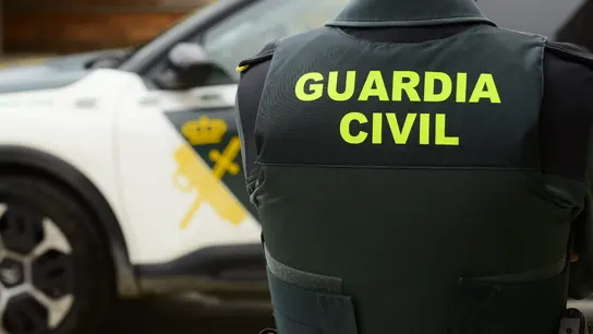 Un agente de la Guardia Civil Un agente de la Guardia Civil