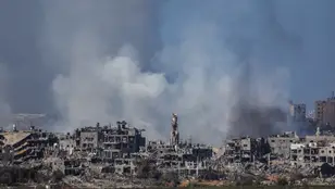 El humo se eleva sobre Gaza visto desde el sur de Israel, en medio del actual conflicto entre Israel y el grupo palestino Hamás.