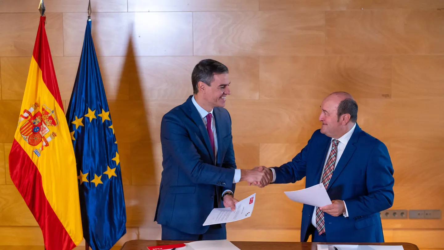 El líder del PSOE, Pedro Sánchez, y el presidente del PNV, Andoni Ortuzar, firman un acuerdo El líder del PSOE, Pedro Sánchez, y el presidente del PNV, Andoni Ortuzar, firman un acuerdo