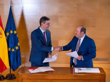  El líder del PSOE, Pedro Sánchez, y el presidente del PNV, Andoni Ortuzar, firman un acuerdo