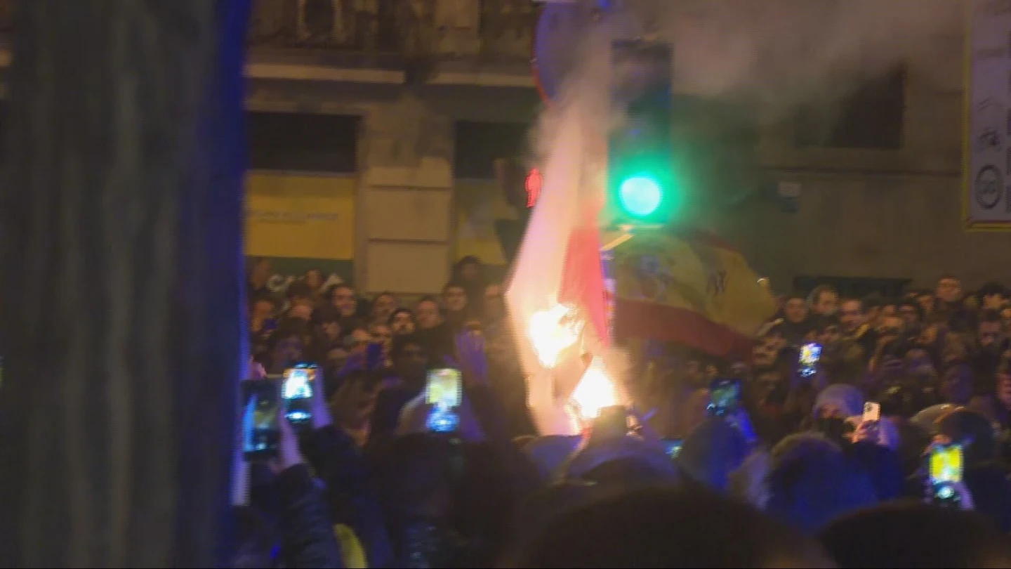 Prenden fuego a una bandera con la cara de Pedro Sánchez Prenden fuego a una bandera con la cara de Pedro Sánchez