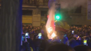 Prenden fuego a una bandera con la cara de Pedro Sánchez