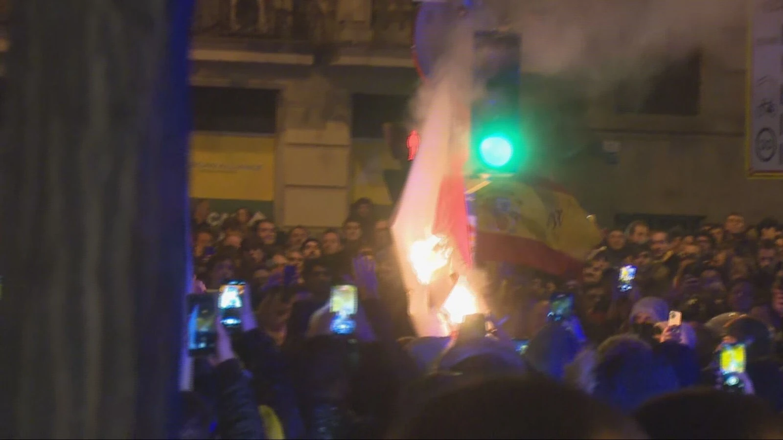 Prenden fuego a una bandera con la cara de Pedro Sánchez