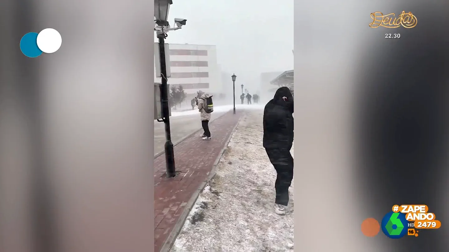 Así luchan unos estudiantes contra un temporal: las impresionantes imágenes de una borrasca en China Así luchan unos estudiantes contra un temporal: las impresionantes imágenes de una borrasca en China