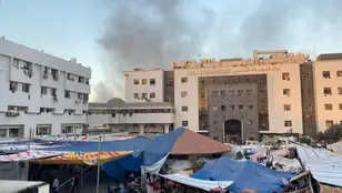 El humo se eleva mientras los palestinos desplazados se refugian en el hospital Al Shifa, en medio del actual conflicto entre Hamás e Israel, en la ciudad de Gaza.