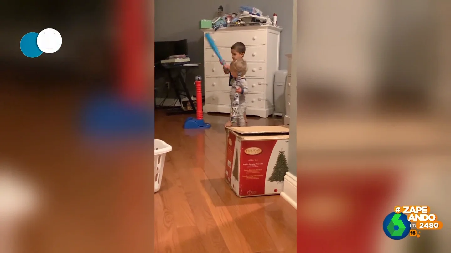 El golpe viral de un niño a su hermano pequeño con un bate de béisbol: así acaba tirado en el suelo El golpe viral de un niño a su hermano pequeño con un bate de béisbol: así acaba tirado en el suelo