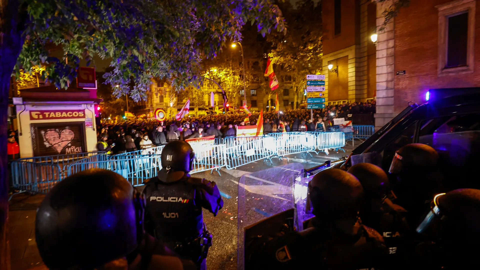 Manifestantes en la sede de Ferraz