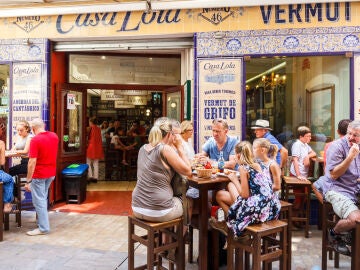 Gente de tapas por Málaga, en la calle Granada