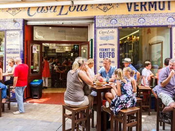 Gente de tapas por Málaga, en la calle Granada Gente de tapas por Málaga, en la calle Granada