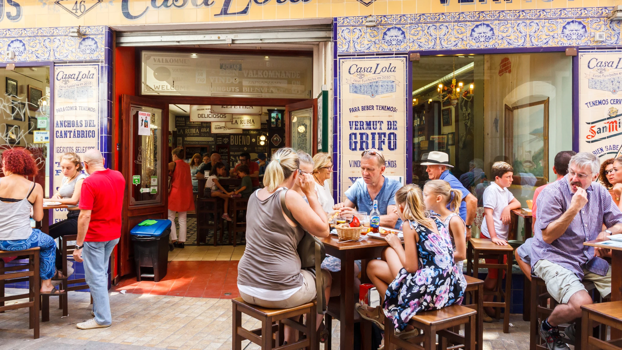 Gente de tapas por M&aacute;laga, en la calle Granada