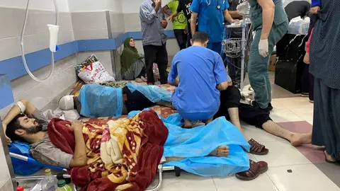 Palestinos heridos tras un ataque israelí al hospital Al Shifa en la ciudad de Gaza