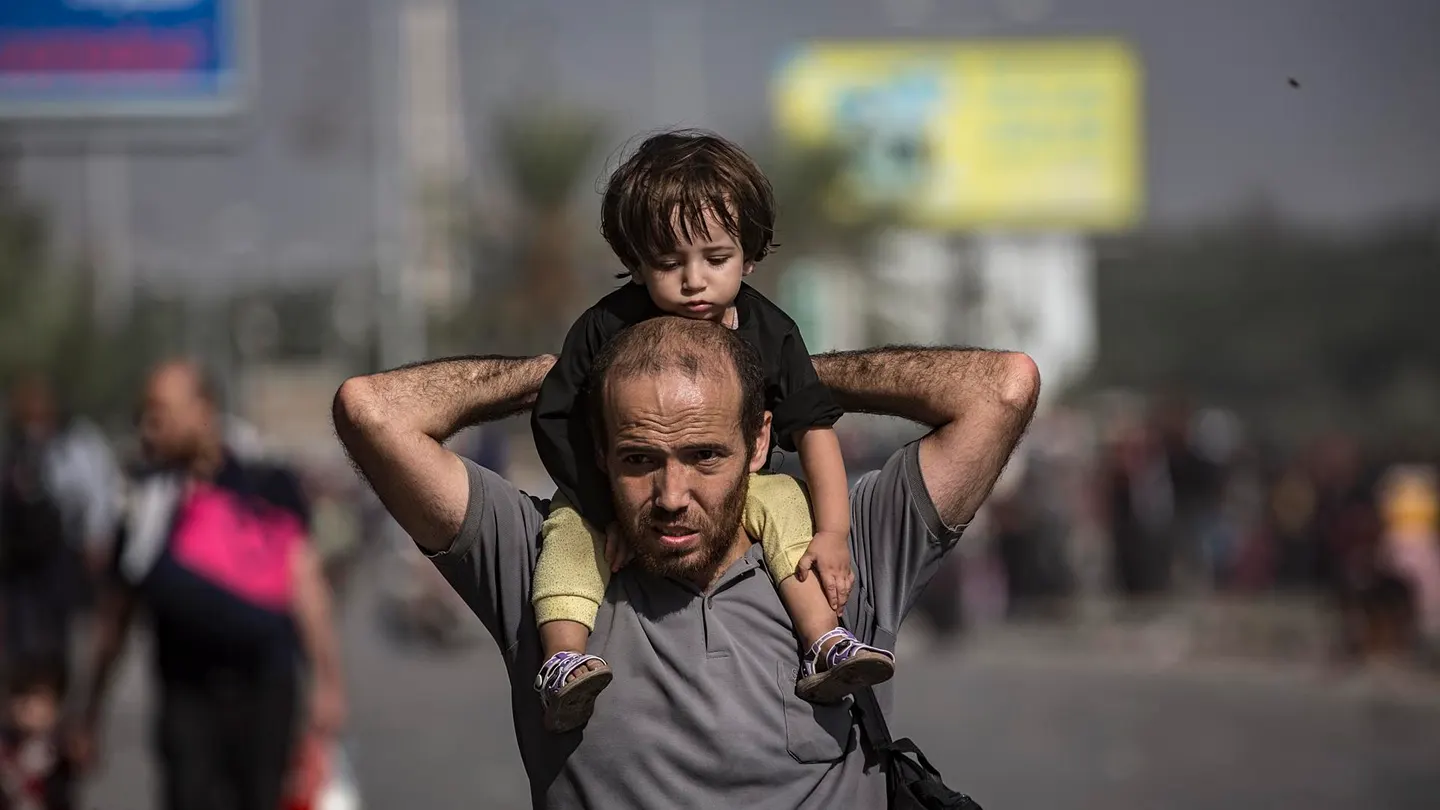 Palestinos evacuados hacia el sur de la Franja de Gaza, se abren paso por la calle Salah al-Din en Bureij, 09 de noviembre de 2023. Palestinos evacuados hacia el sur de la Franja de Gaza, se abren paso por la calle Salah al-Din en Bureij, 09 de noviembre de 2023.