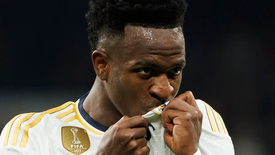 Vinicius se besa el escudo del Real Madrid Vinicius se besa el escudo del Real Madrid