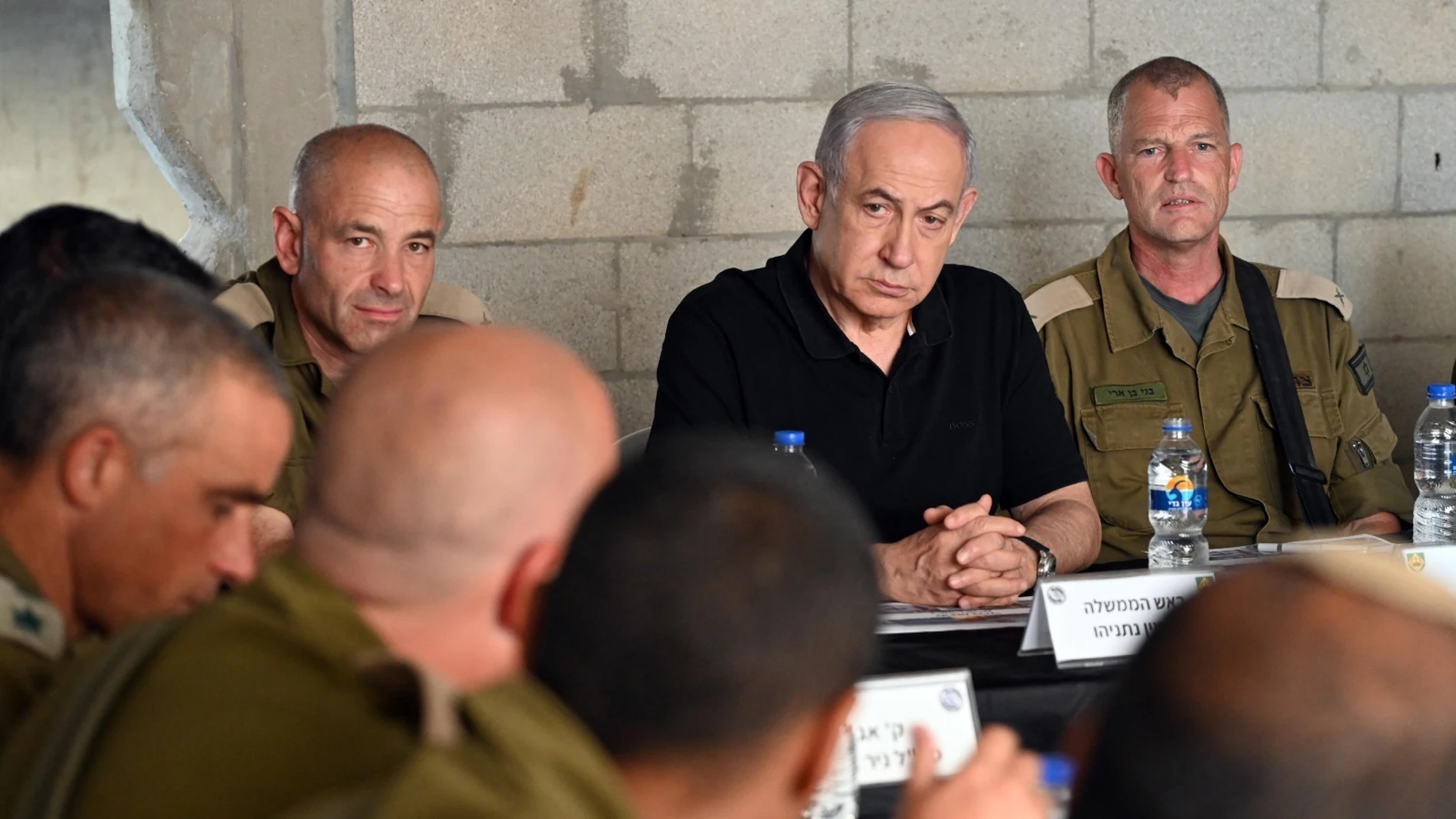 El primer ministro israelí, Benjamín Netanyahu, junto a miembros de las Fuerzas de la Defensa de Israel 