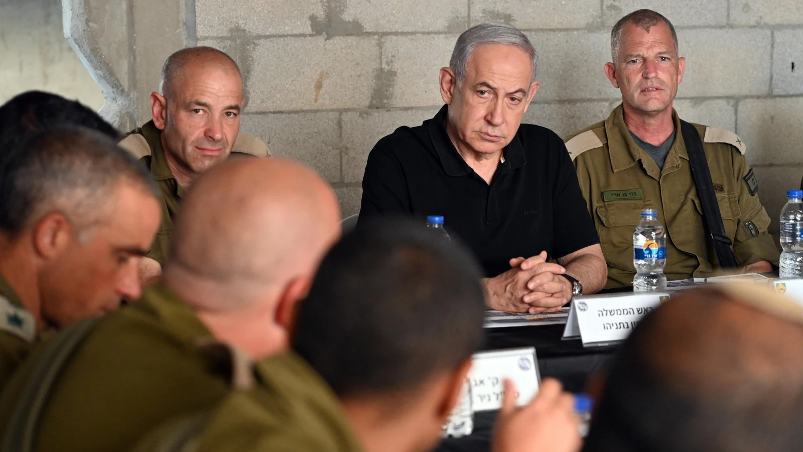 El primer ministro israelí, Benjamín Netanyahu, junto a miembros de las Fuerzas de la Defensa de Israel 