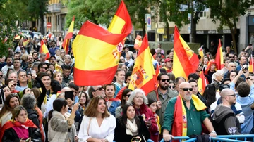 La calle Ferraz, con miles de personas frente a la sede del PSOE