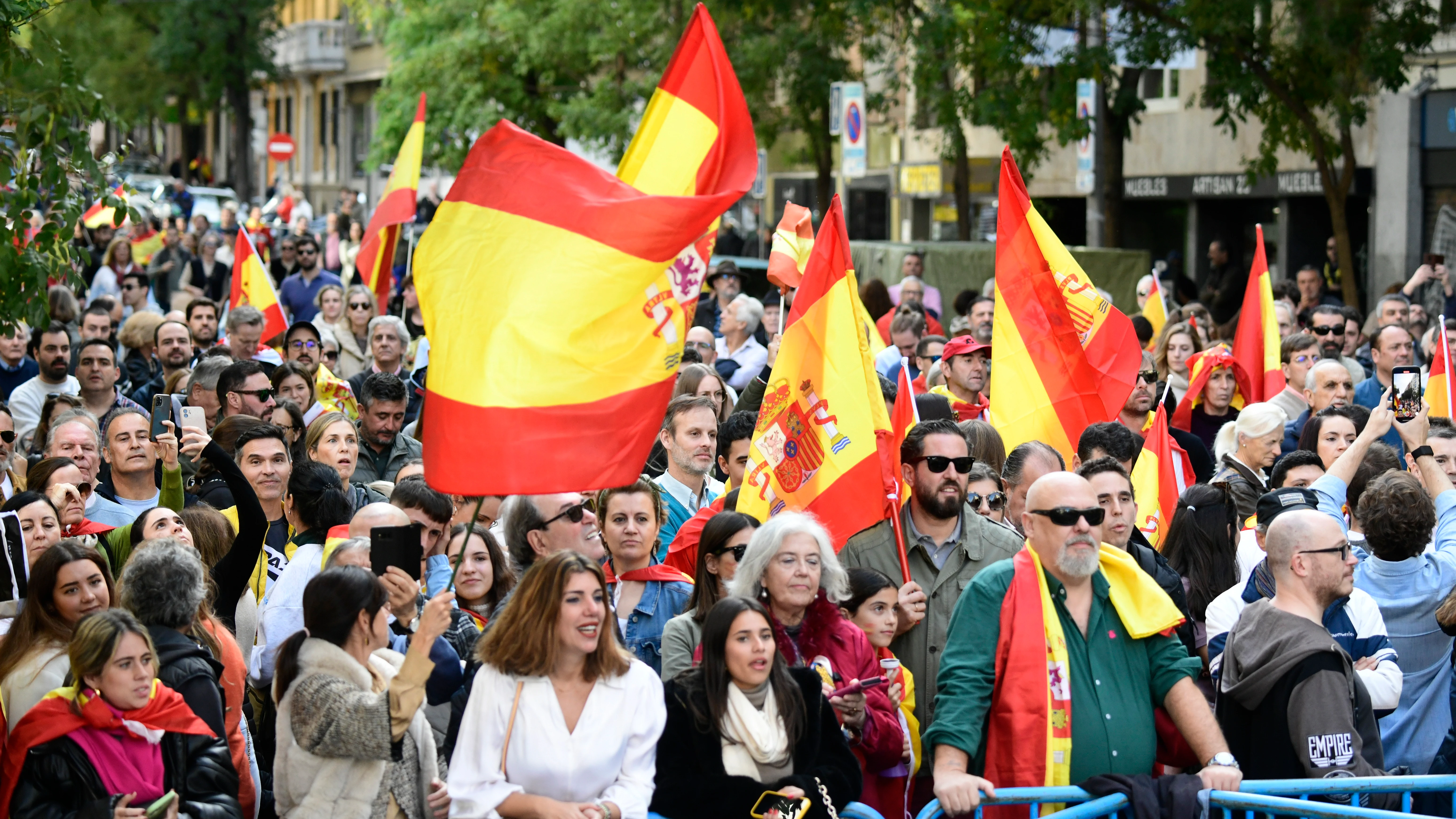 La calle Ferraz, con miles de personas frente a la sede del PSOE