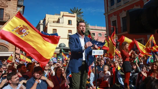 El presidente de la Junta de Andalucía, Juanma Moreno, habla en la protesta de Sevilla El presidente de la Junta de Andalucía, Juanma Moreno, habla en la protesta de Sevilla