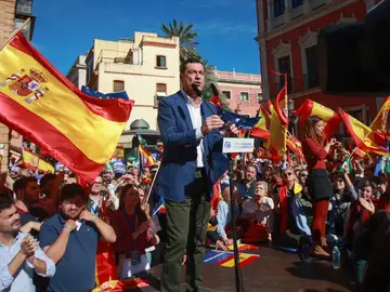 El presidente de la Junta de Andalucía, Juanma Moreno, habla en la protesta de Sevilla