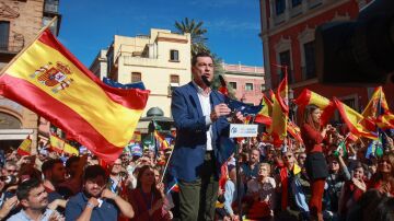 El presidente de la Junta de Andalucía, Juanma Moreno, habla en la protesta de Sevilla