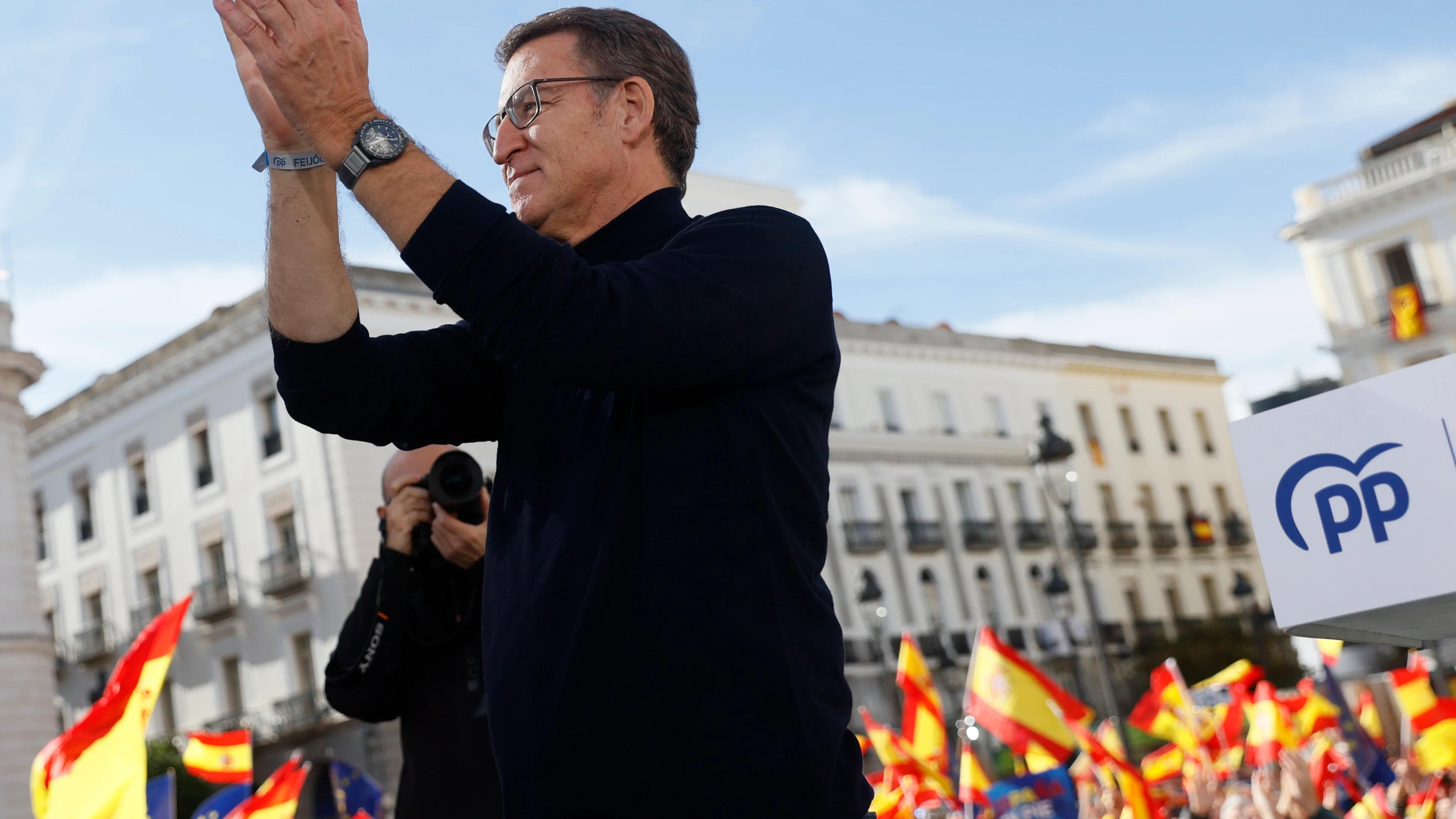 El líder del PP, Alberto Núñez-Feijóo, durante la manifestación convocada por el PP contra la amnistía en la Puerta del Sol en Madrid