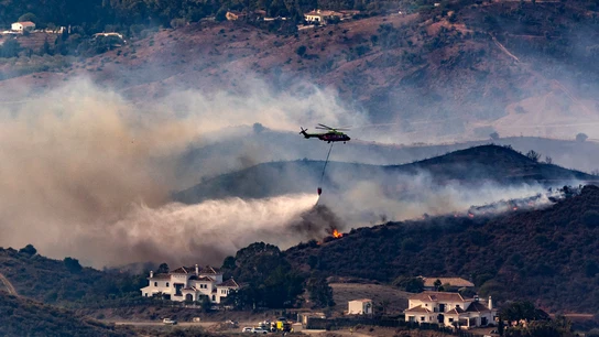 Operarios trabajan para apagar el incendio en Mijas Operarios trabajan para apagar el incendio en Mijas