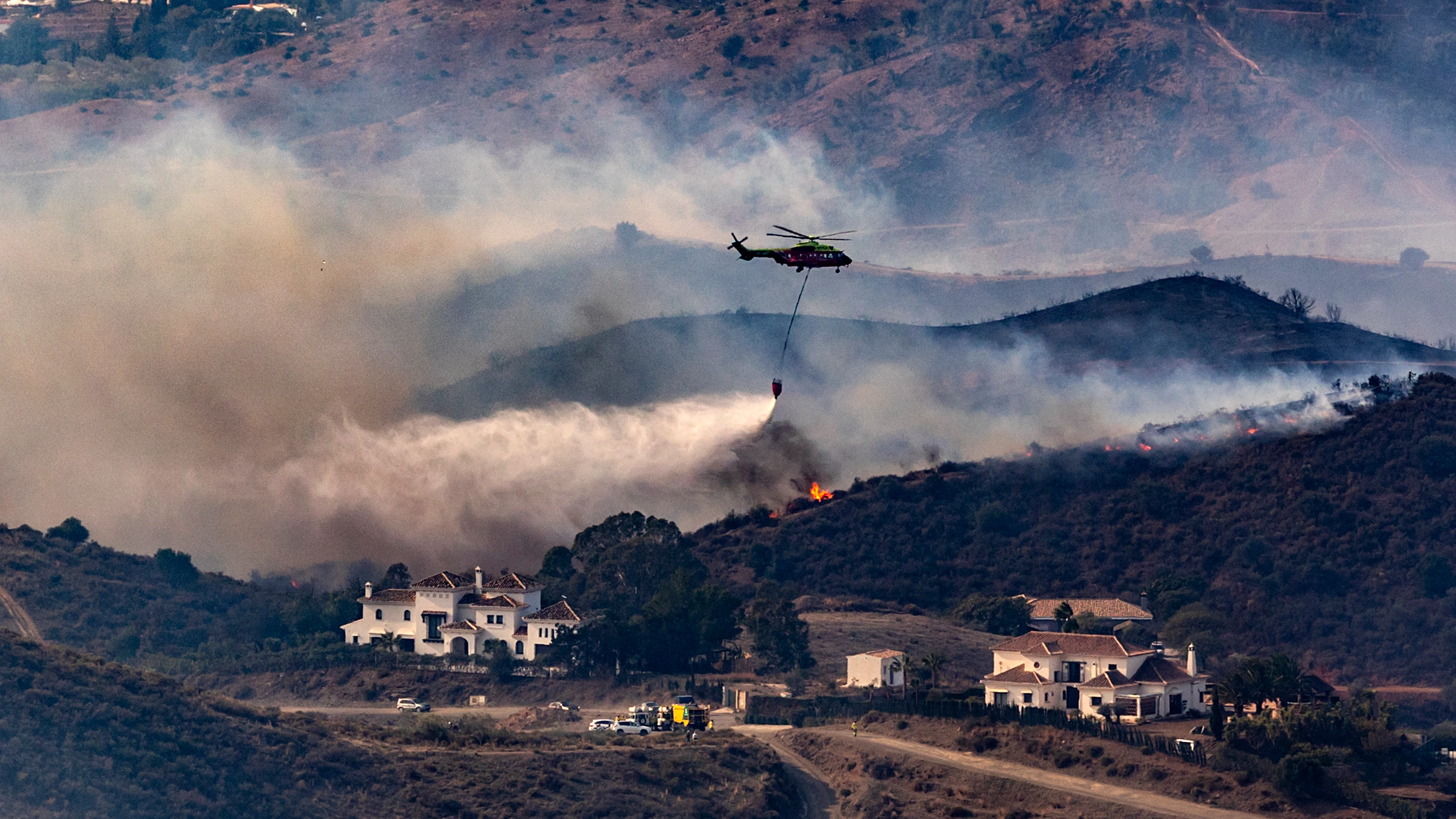 Operarios trabajan para apagar el incendio en Mijas